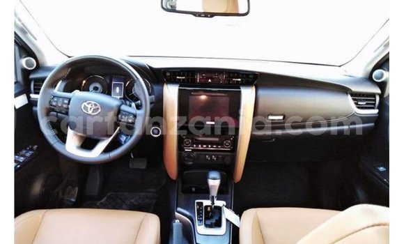 Nunua Imported Toyota Fortuner Nyeupe Gari ndani ya Import - Dubai nchini Arusha Nunua Imported Toyota Fortuner Nyeupe Gari ndani ya Import - Dubai nchini Arusha