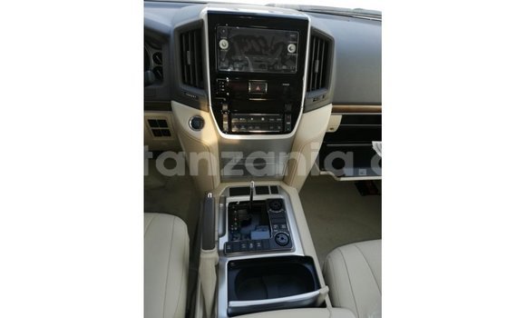 Nunua Imported Toyota Land Cruiser Nyeupe Gari ndani ya Import - Dubai nchini Arusha Nunua Imported Toyota Land Cruiser Nyeupe Gari ndani ya Import - Dubai nchini Arusha