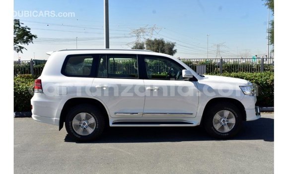 Nunua Imported Toyota Land Cruiser Nyeupe Gari ndani ya Import - Dubai nchini Arusha Nunua Imported Toyota Land Cruiser Nyeupe Gari ndani ya Import - Dubai nchini Arusha