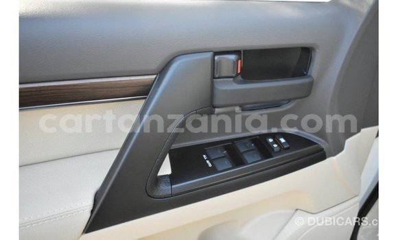 Nunua Imported Toyota Land Cruiser Nyeupe Gari ndani ya Import - Dubai nchini Arusha Nunua Imported Toyota Land Cruiser Nyeupe Gari ndani ya Import - Dubai nchini Arusha