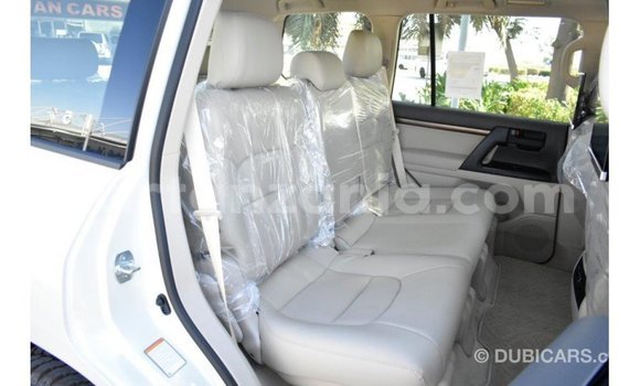 Nunua Imported Toyota Land Cruiser Nyeupe Gari ndani ya Import - Dubai nchini Arusha Nunua Imported Toyota Land Cruiser Nyeupe Gari ndani ya Import - Dubai nchini Arusha