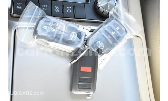 Nunua Imported Toyota Land Cruiser Nyeupe Gari ndani ya Import - Dubai nchini Arusha Nunua Imported Toyota Land Cruiser Nyeupe Gari ndani ya Import - Dubai nchini Arusha