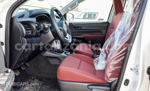 Nunua Imported Toyota Hilux Nyeupe Gari ndani ya Import - Dubai nchini Arusha Nunua Imported Toyota Hilux Nyeupe Gari ndani ya Import - Dubai nchini Arusha