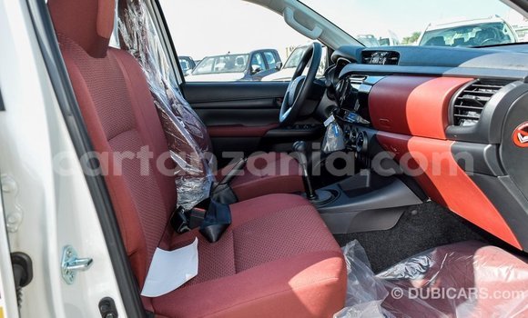 Nunua Imported Toyota Hilux Nyeupe Gari ndani ya Import - Dubai nchini Arusha Nunua Imported Toyota Hilux Nyeupe Gari ndani ya Import - Dubai nchini Arusha