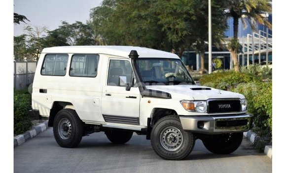 Nunua Imported Toyota Land Cruiser Nyeupe Gari ndani ya Import - Dubai nchini Arusha Nunua Imported Toyota Land Cruiser Nyeupe Gari ndani ya Import - Dubai nchini Arusha