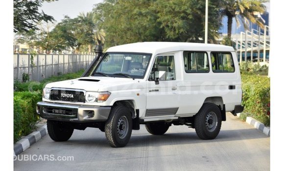 Nunua Imported Toyota Land Cruiser Nyeupe Gari ndani ya Import - Dubai nchini Arusha Nunua Imported Toyota Land Cruiser Nyeupe Gari ndani ya Import - Dubai nchini Arusha