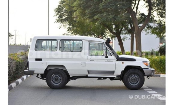 Nunua Imported Toyota Land Cruiser Nyeupe Gari ndani ya Import - Dubai nchini Arusha Nunua Imported Toyota Land Cruiser Nyeupe Gari ndani ya Import - Dubai nchini Arusha