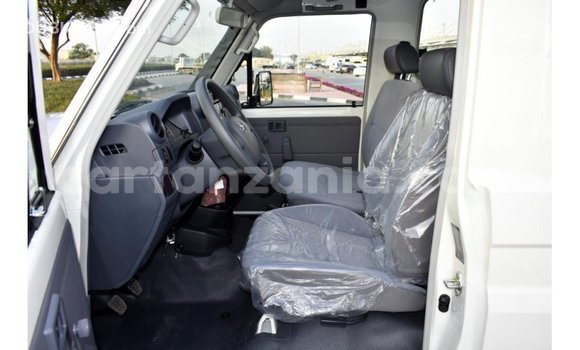 Nunua Imported Toyota Land Cruiser Nyeupe Gari ndani ya Import - Dubai nchini Arusha Nunua Imported Toyota Land Cruiser Nyeupe Gari ndani ya Import - Dubai nchini Arusha