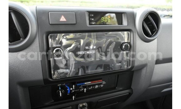 Nunua Imported Toyota Land Cruiser Nyeupe Gari ndani ya Import - Dubai nchini Arusha Nunua Imported Toyota Land Cruiser Nyeupe Gari ndani ya Import - Dubai nchini Arusha