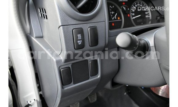 Nunua Imported Toyota Land Cruiser Nyeupe Gari ndani ya Import - Dubai nchini Arusha Nunua Imported Toyota Land Cruiser Nyeupe Gari ndani ya Import - Dubai nchini Arusha
