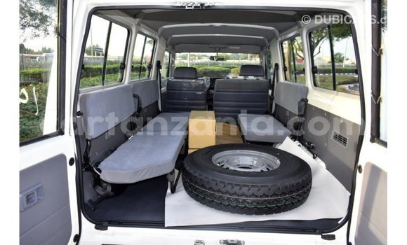 Nunua Imported Toyota Land Cruiser Nyeupe Gari ndani ya Import - Dubai nchini Arusha Nunua Imported Toyota Land Cruiser Nyeupe Gari ndani ya Import - Dubai nchini Arusha