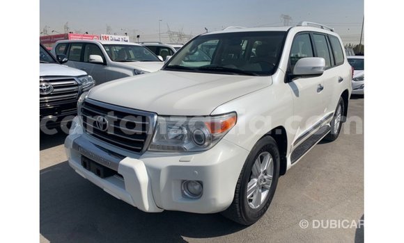 Nunua Imported Toyota Land Cruiser Nyeupe Gari ndani ya Import - Dubai nchini Arusha Nunua Imported Toyota Land Cruiser Nyeupe Gari ndani ya Import - Dubai nchini Arusha