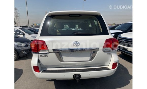 Nunua Imported Toyota Land Cruiser Nyeupe Gari ndani ya Import - Dubai nchini Arusha Nunua Imported Toyota Land Cruiser Nyeupe Gari ndani ya Import - Dubai nchini Arusha