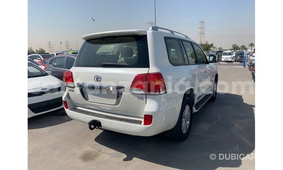 Nunua Imported Toyota Land Cruiser Nyeupe Gari ndani ya Import - Dubai nchini Arusha Nunua Imported Toyota Land Cruiser Nyeupe Gari ndani ya Import - Dubai nchini Arusha