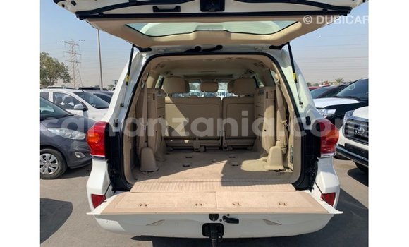 Nunua Imported Toyota Land Cruiser Nyeupe Gari ndani ya Import - Dubai nchini Arusha Nunua Imported Toyota Land Cruiser Nyeupe Gari ndani ya Import - Dubai nchini Arusha