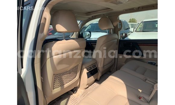 Nunua Imported Toyota Land Cruiser Nyeupe Gari ndani ya Import - Dubai nchini Arusha Nunua Imported Toyota Land Cruiser Nyeupe Gari ndani ya Import - Dubai nchini Arusha