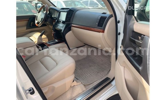 Nunua Imported Toyota Land Cruiser Nyeupe Gari ndani ya Import - Dubai nchini Arusha Nunua Imported Toyota Land Cruiser Nyeupe Gari ndani ya Import - Dubai nchini Arusha