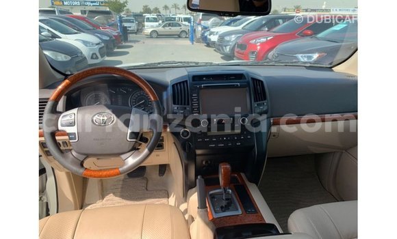 Nunua Imported Toyota Land Cruiser Nyeupe Gari ndani ya Import - Dubai nchini Arusha Nunua Imported Toyota Land Cruiser Nyeupe Gari ndani ya Import - Dubai nchini Arusha