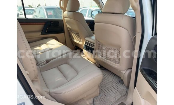 Nunua Imported Toyota Land Cruiser Nyeupe Gari ndani ya Import - Dubai nchini Arusha Nunua Imported Toyota Land Cruiser Nyeupe Gari ndani ya Import - Dubai nchini Arusha