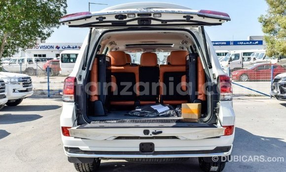 Nunua Imported Toyota Land Cruiser Nyeupe Gari ndani ya Import - Dubai nchini Arusha Nunua Imported Toyota Land Cruiser Nyeupe Gari ndani ya Import - Dubai nchini Arusha