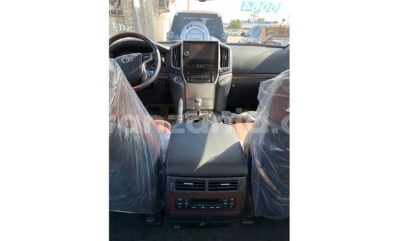 Buy Import Toyota Land Cruiser White Car in Import - Dubai in Arusha Buy Import Toyota Land Cruiser White Car in Import - Dubai in Arusha