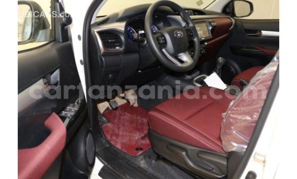 Nunua Imported Toyota Hilux Nyeupe Gari ndani ya Import - Dubai nchini Arusha Nunua Imported Toyota Hilux Nyeupe Gari ndani ya Import - Dubai nchini Arusha