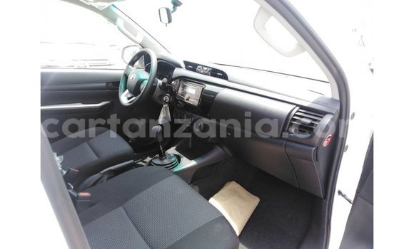 Nunua Imported Toyota Hilux Nyeupe Gari ndani ya Import - Dubai nchini Arusha Nunua Imported Toyota Hilux Nyeupe Gari ndani ya Import - Dubai nchini Arusha