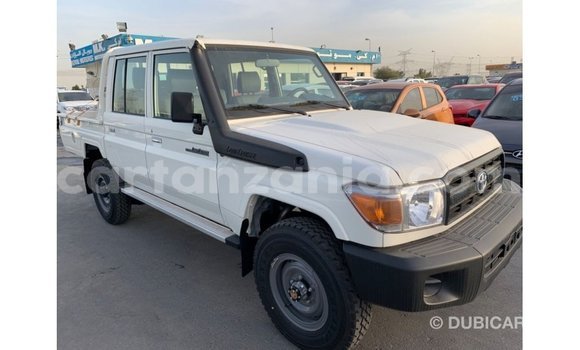 Nunua Imported Toyota Land Cruiser Nyeupe Gari ndani ya Import - Dubai nchini Arusha Nunua Imported Toyota Land Cruiser Nyeupe Gari ndani ya Import - Dubai nchini Arusha