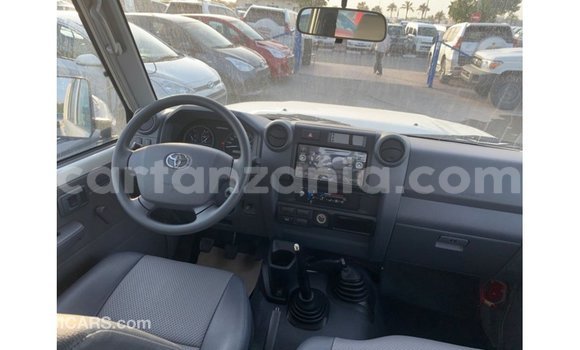 Nunua Imported Toyota Land Cruiser Nyeupe Gari ndani ya Import - Dubai nchini Arusha Nunua Imported Toyota Land Cruiser Nyeupe Gari ndani ya Import - Dubai nchini Arusha