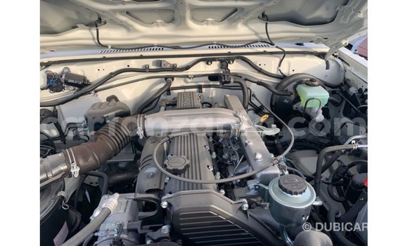 Nunua Imported Toyota Land Cruiser Nyeupe Gari ndani ya Import - Dubai nchini Arusha Nunua Imported Toyota Land Cruiser Nyeupe Gari ndani ya Import - Dubai nchini Arusha