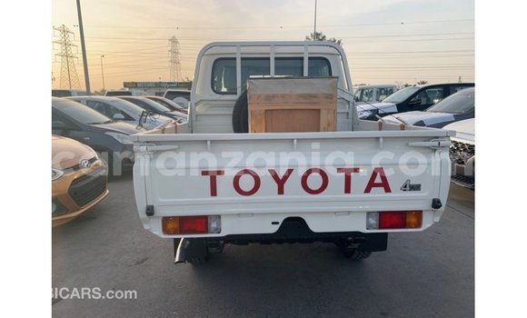 Nunua Imported Toyota Land Cruiser Nyeupe Gari ndani ya Import - Dubai nchini Arusha Nunua Imported Toyota Land Cruiser Nyeupe Gari ndani ya Import - Dubai nchini Arusha