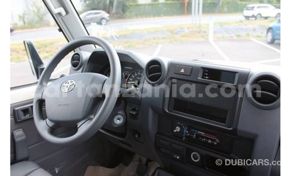 Nunua Imported Toyota Land Cruiser Nyeupe Gari ndani ya Import - Dubai nchini Arusha Nunua Imported Toyota Land Cruiser Nyeupe Gari ndani ya Import - Dubai nchini Arusha