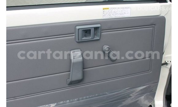 Nunua Imported Toyota Land Cruiser Nyeupe Gari ndani ya Import - Dubai nchini Arusha Nunua Imported Toyota Land Cruiser Nyeupe Gari ndani ya Import - Dubai nchini Arusha