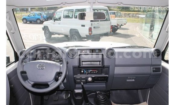 Nunua Imported Toyota Land Cruiser Nyeupe Gari ndani ya Import - Dubai nchini Arusha Nunua Imported Toyota Land Cruiser Nyeupe Gari ndani ya Import - Dubai nchini Arusha