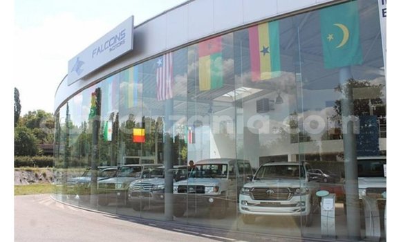 Nunua Imported Toyota Land Cruiser Nyeupe Gari ndani ya Import - Dubai nchini Arusha Nunua Imported Toyota Land Cruiser Nyeupe Gari ndani ya Import - Dubai nchini Arusha