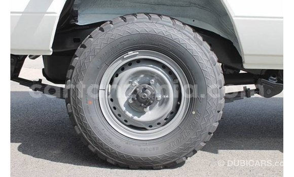 Nunua Imported Toyota Land Cruiser Nyeupe Gari ndani ya Import - Dubai nchini Arusha Nunua Imported Toyota Land Cruiser Nyeupe Gari ndani ya Import - Dubai nchini Arusha
