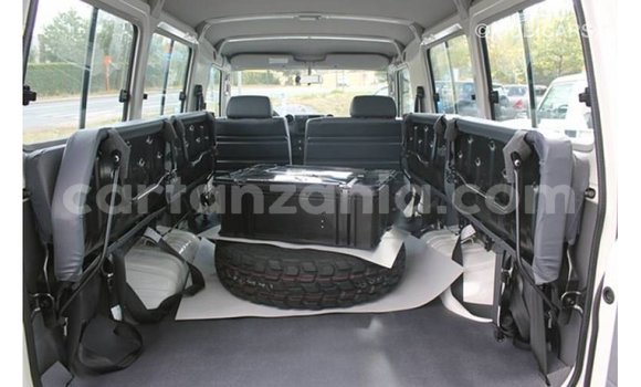 Nunua Imported Toyota Land Cruiser Nyeupe Gari ndani ya Import - Dubai nchini Arusha Nunua Imported Toyota Land Cruiser Nyeupe Gari ndani ya Import - Dubai nchini Arusha