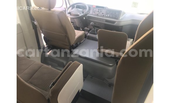 Nunua Imported Toyota Coaster Nyeupe Gari ndani ya Import - Dubai nchini Arusha Nunua Imported Toyota Coaster Nyeupe Gari ndani ya Import - Dubai nchini Arusha