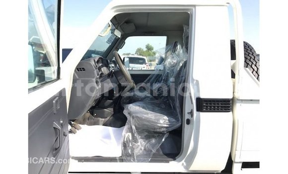 Nunua Imported Toyota Land Cruiser Nyeupe Gari ndani ya Import - Dubai nchini Arusha Nunua Imported Toyota Land Cruiser Nyeupe Gari ndani ya Import - Dubai nchini Arusha