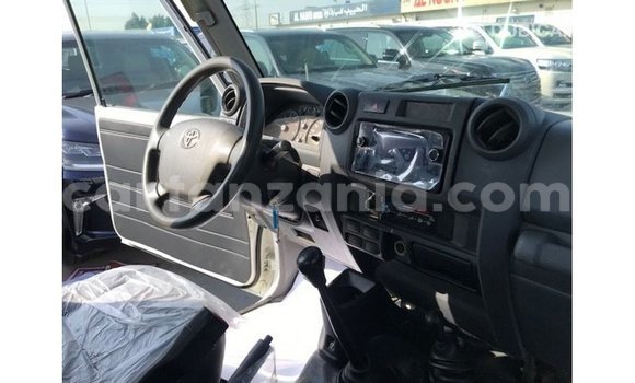 Nunua Imported Toyota Land Cruiser Nyeupe Gari ndani ya Import - Dubai nchini Arusha Nunua Imported Toyota Land Cruiser Nyeupe Gari ndani ya Import - Dubai nchini Arusha