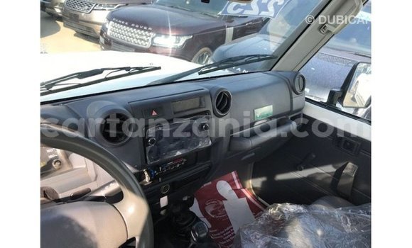 Nunua Imported Toyota Land Cruiser Nyeupe Gari ndani ya Import - Dubai nchini Arusha Nunua Imported Toyota Land Cruiser Nyeupe Gari ndani ya Import - Dubai nchini Arusha
