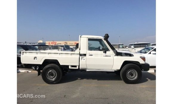 Nunua Imported Toyota Land Cruiser Nyeupe Gari ndani ya Import - Dubai nchini Arusha Nunua Imported Toyota Land Cruiser Nyeupe Gari ndani ya Import - Dubai nchini Arusha