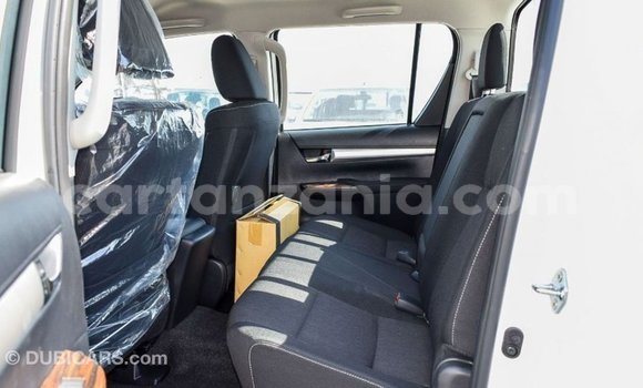 Nunua Imported Toyota Hilux Nyeupe Gari ndani ya Import - Dubai nchini Arusha Nunua Imported Toyota Hilux Nyeupe Gari ndani ya Import - Dubai nchini Arusha