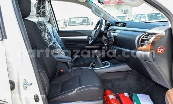 Nunua Imported Toyota Hilux Nyeupe Gari ndani ya Import - Dubai nchini Arusha Nunua Imported Toyota Hilux Nyeupe Gari ndani ya Import - Dubai nchini Arusha