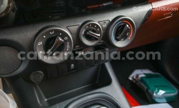 Nunua Imported Toyota Hilux Nyeupe Gari ndani ya Import - Dubai nchini Arusha Nunua Imported Toyota Hilux Nyeupe Gari ndani ya Import - Dubai nchini Arusha