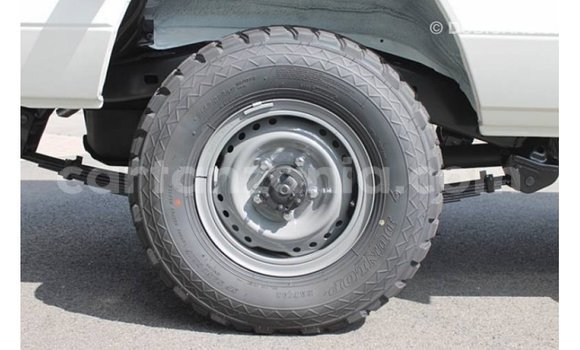 Nunua Imported Toyota Land Cruiser Nyeupe Gari ndani ya Import - Dubai nchini Arusha Nunua Imported Toyota Land Cruiser Nyeupe Gari ndani ya Import - Dubai nchini Arusha