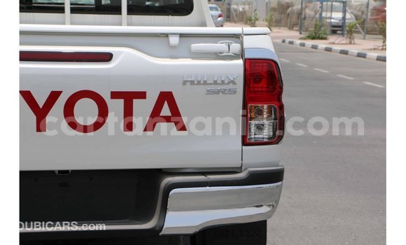 Nunua Imported Toyota Hilux Nyeupe Gari ndani ya Import - Dubai nchini Arusha Nunua Imported Toyota Hilux Nyeupe Gari ndani ya Import - Dubai nchini Arusha