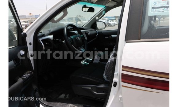 Nunua Imported Toyota Hilux Nyeupe Gari ndani ya Import - Dubai nchini Arusha Nunua Imported Toyota Hilux Nyeupe Gari ndani ya Import - Dubai nchini Arusha