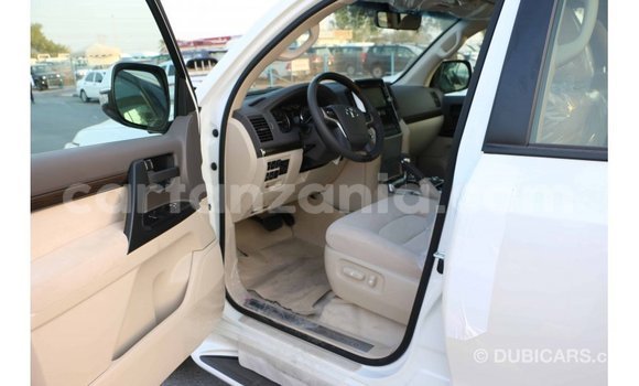 Nunua Imported Toyota Land Cruiser Nyeupe Gari ndani ya Import - Dubai nchini Arusha Nunua Imported Toyota Land Cruiser Nyeupe Gari ndani ya Import - Dubai nchini Arusha