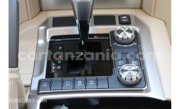 Nunua Imported Toyota Land Cruiser Nyeupe Gari ndani ya Import - Dubai nchini Arusha Nunua Imported Toyota Land Cruiser Nyeupe Gari ndani ya Import - Dubai nchini Arusha